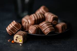 zdobene kousky mlecne a bile cokolady s jemnou naplni s kousky brownie, susenkovou drobenkou a kousky cokolady v cukrove kruste 119,90 kc.jpg